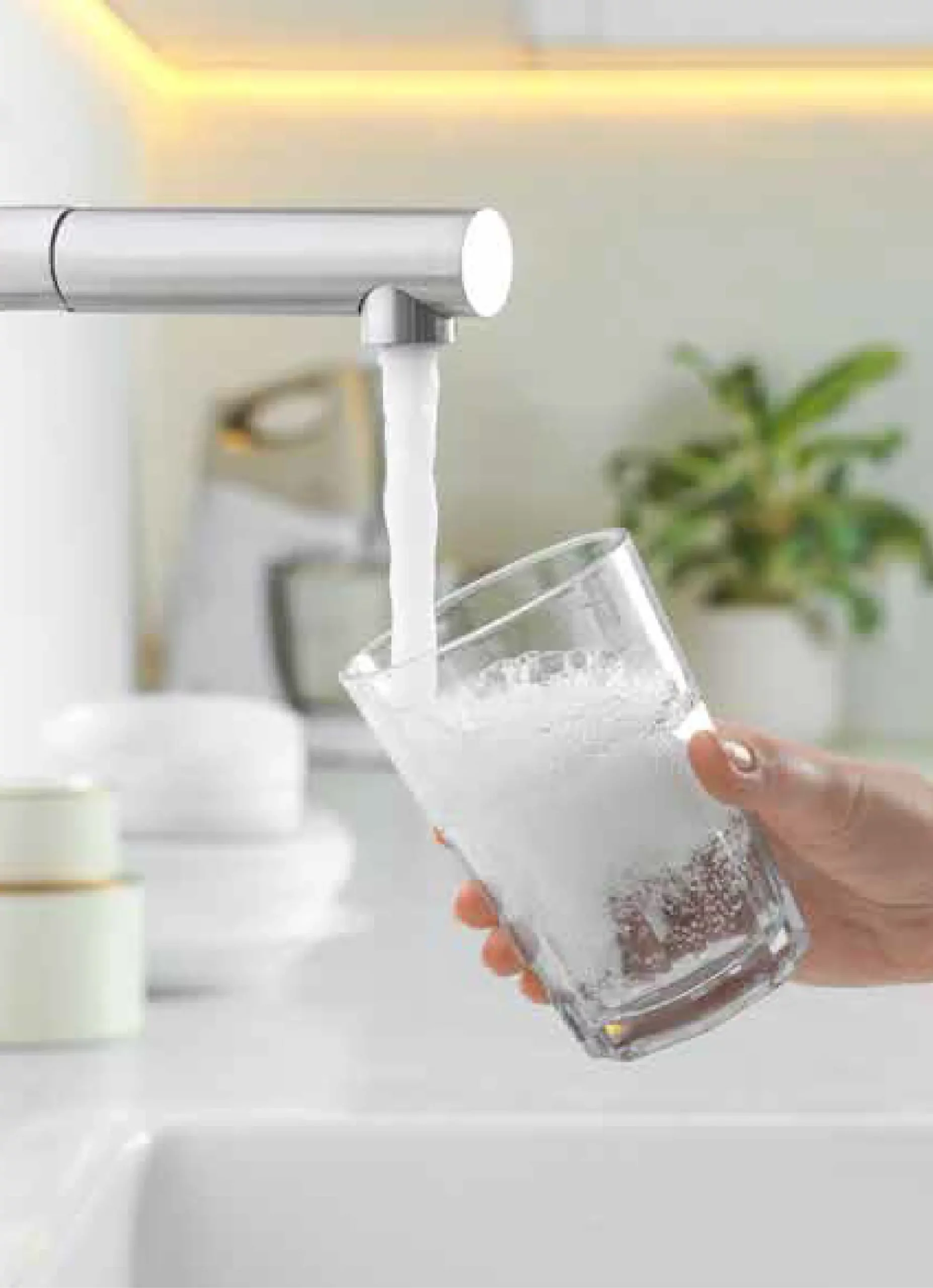 Souscrivez votre abonnement et raccordez votre logement à l’eau potable. Verre d'eau potable du robinet