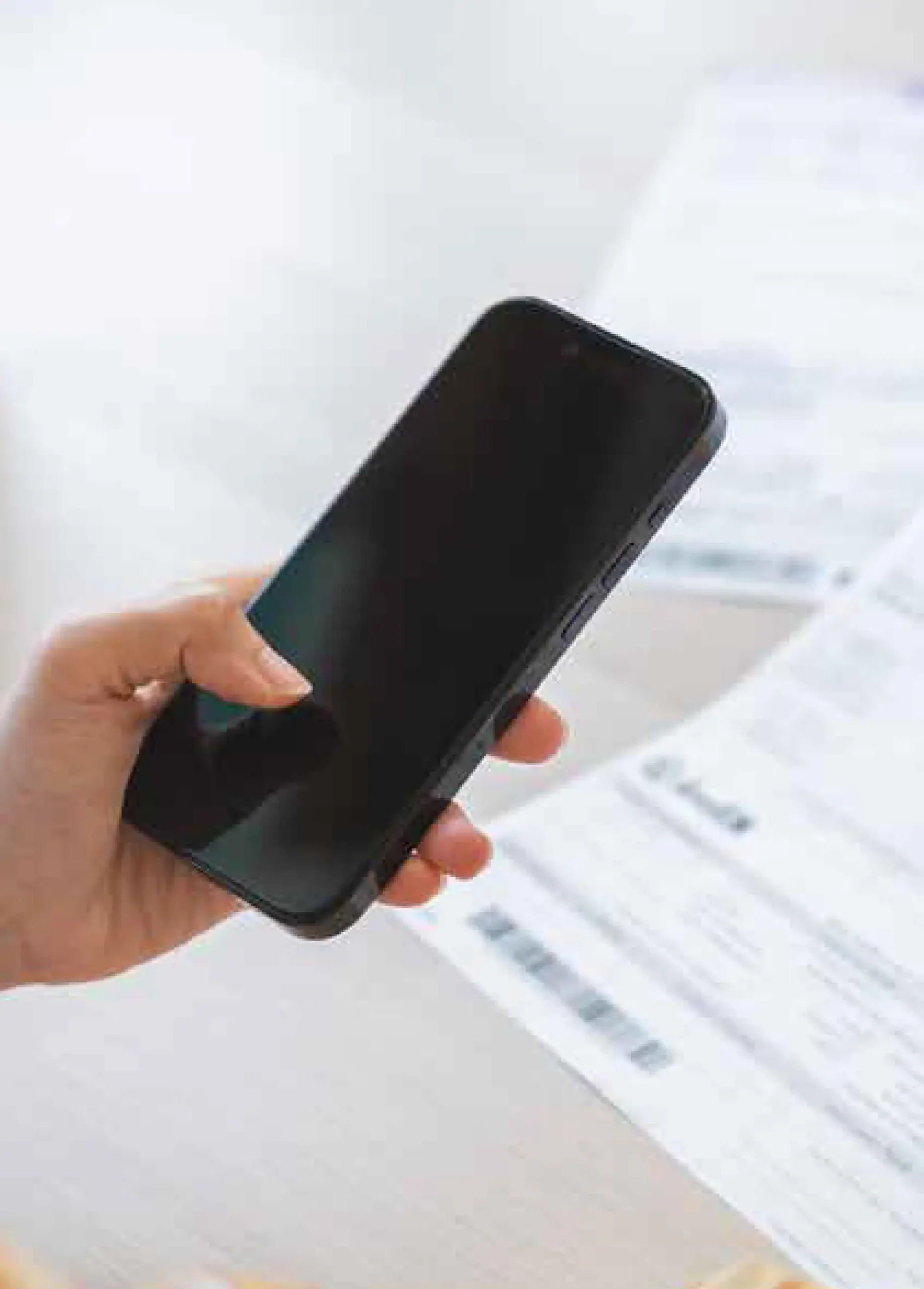 Décryptez votre facture d’eau en toute simplicité. Téléphone affichant une facture d’eau, illustrant l’explication des éléments de facturation.