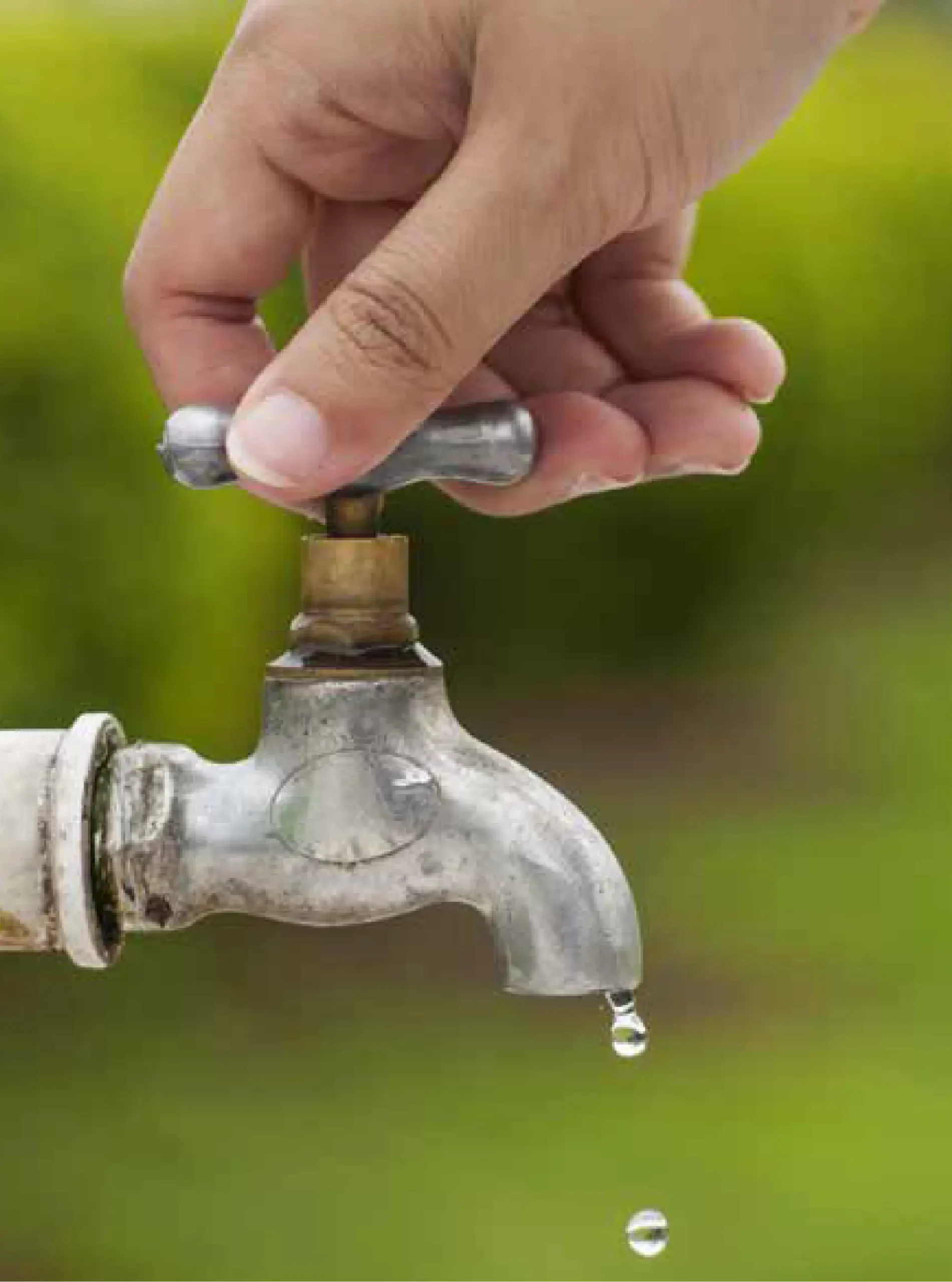 Adoptez les bons gestes pour économiser l’eau au quotidien. Robinet extérieur ouvert laissant couler de l’eau, illustrant des conseils pratiques sur la gestion de l’eau.